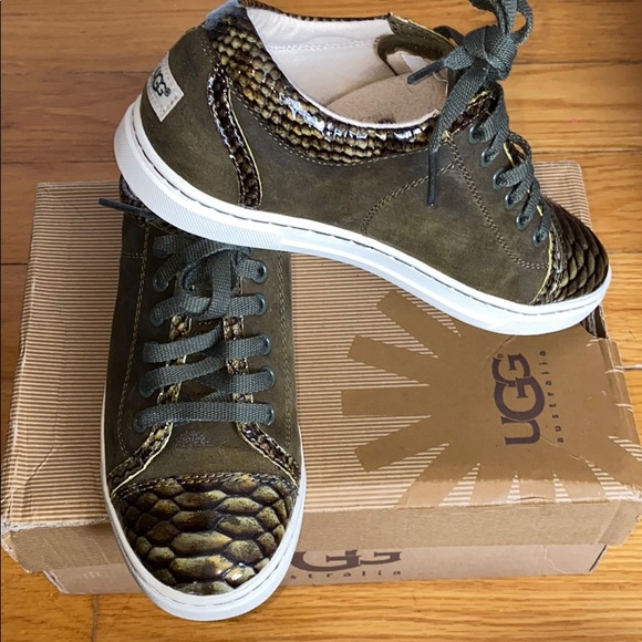 UGGS - Picture 2 of 5